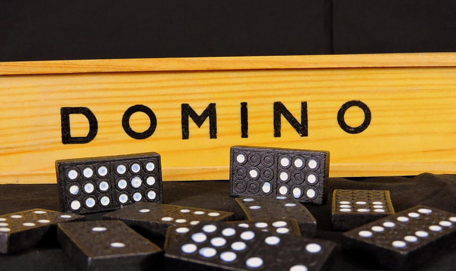 playing domino